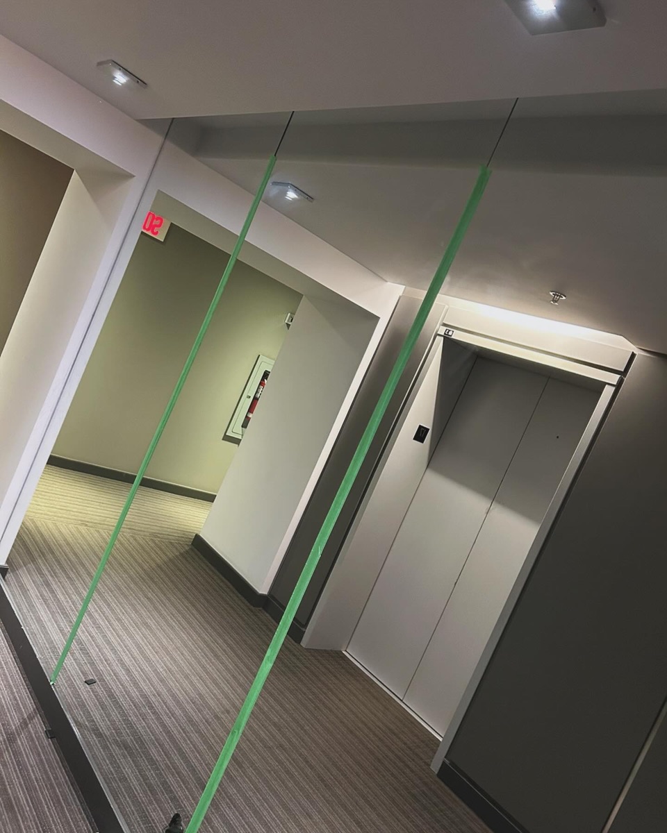 Cloison de verre commerciale dans un bureau