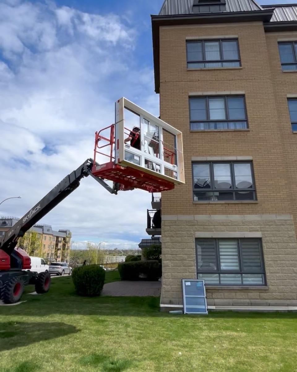 Installation de fenêtre en hauteur avec nacelle sur un immeuble de quatre étages